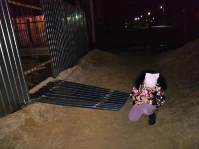 В Рязани на ребёнка упал кусок строительного забора
